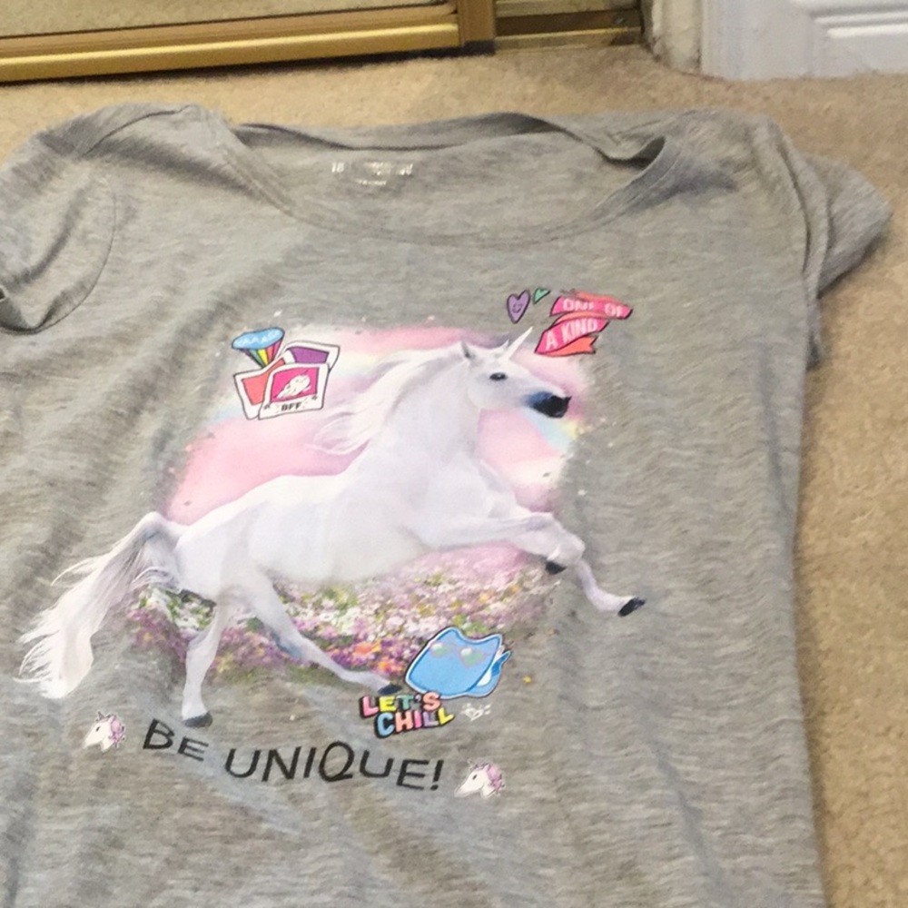 Gray unicorn tee
